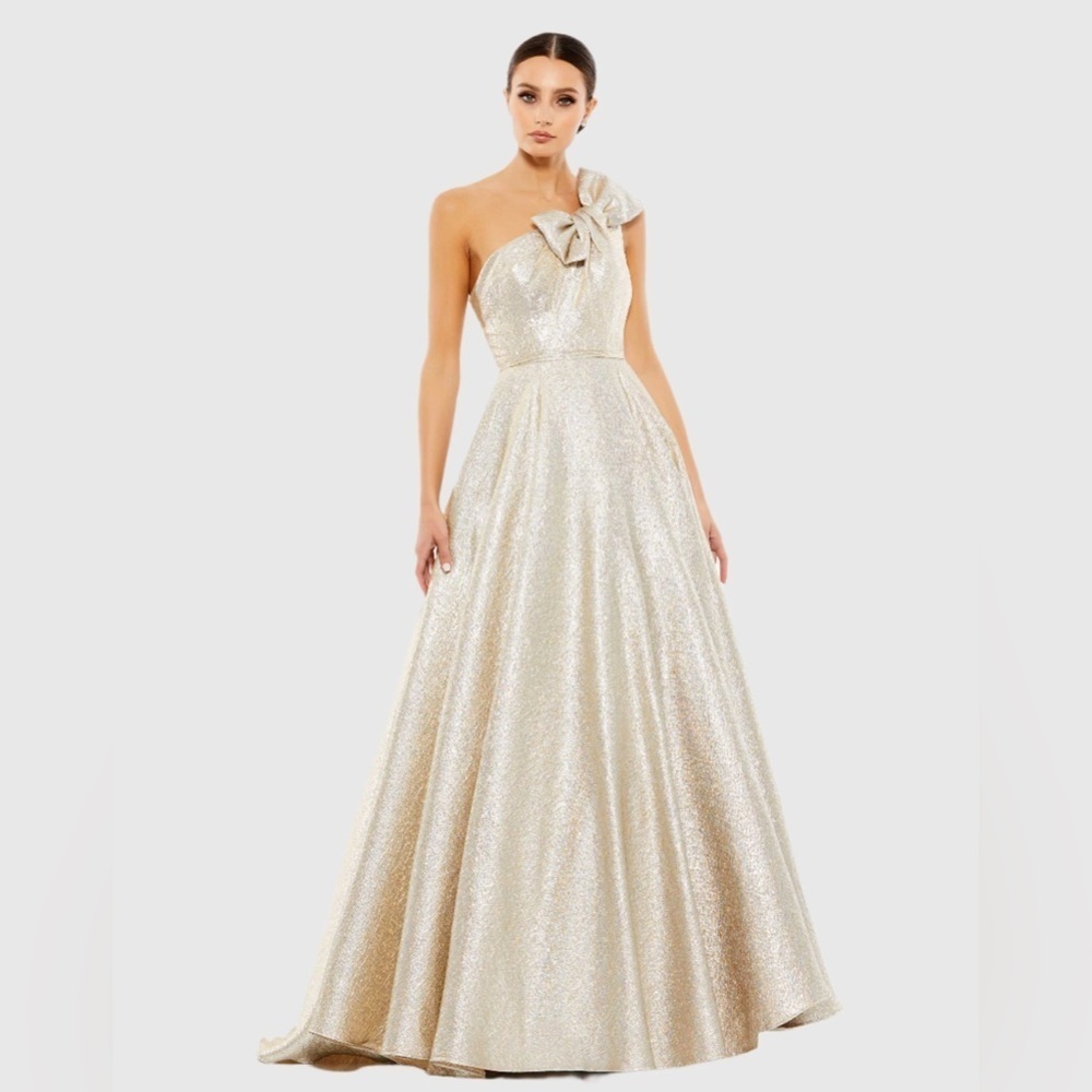 Mac Duggal
Bow One Shoulder Sleeveless Metallic Ball Women's Gown Size 4